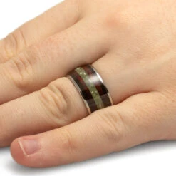 Memorial Ring With Ashes And Wood -Johan Jewelry Shop 3773Handshot